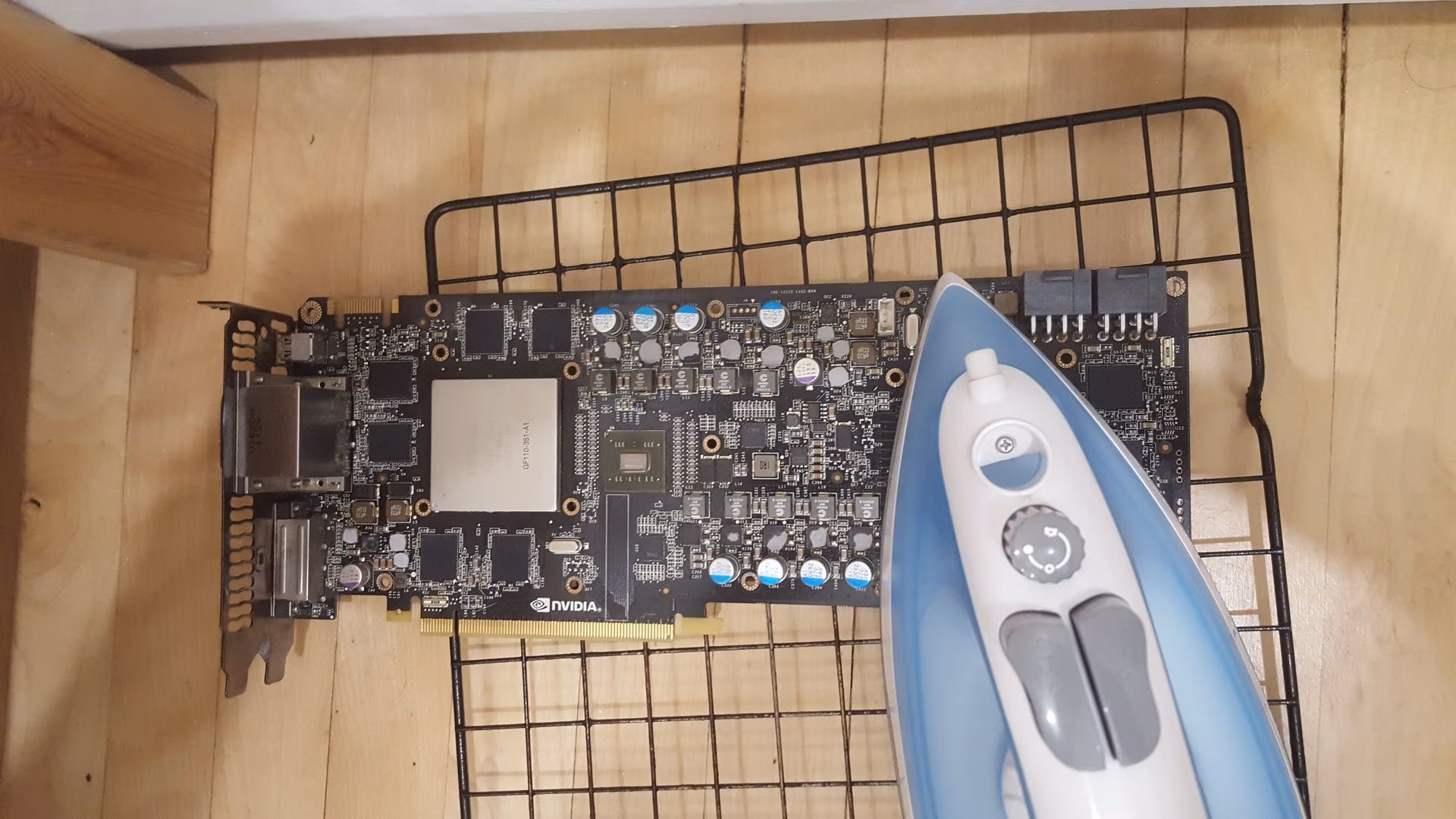 Лечение отвала чипа видеокарты утюгом. Прожарка GTX 590 в домашних условиях - дома!
