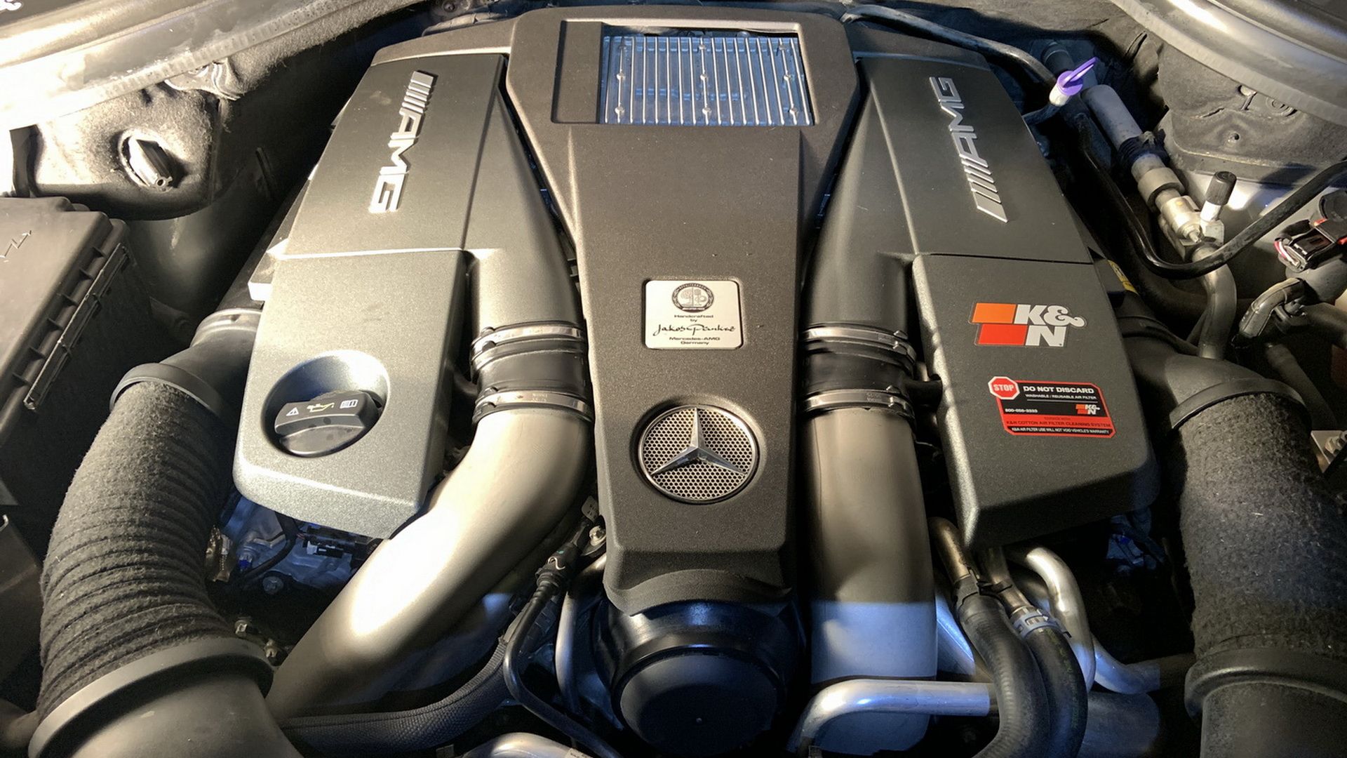 Замена воздушных фильтров двигателя Mercedes-Benz ML63 AMG 2014 (W166) своими руками